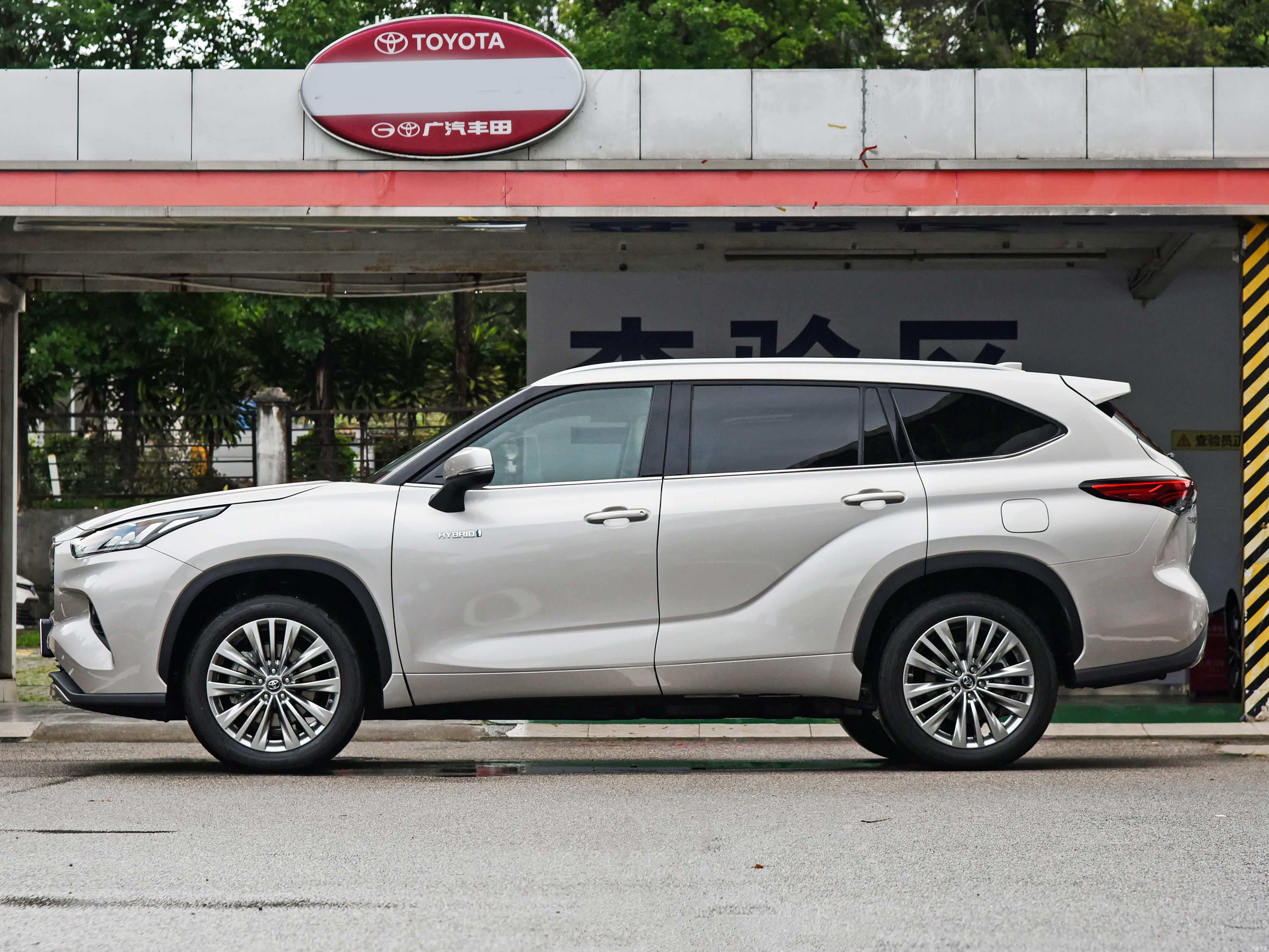 2022款 双擎 2.5L 四驱豪华版/引自汽车之家图库