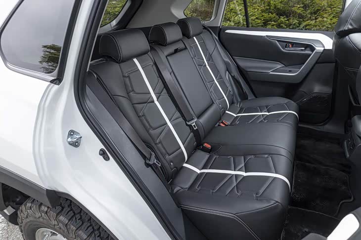 座椅大概是整车最有新意的地方，为选装配置。