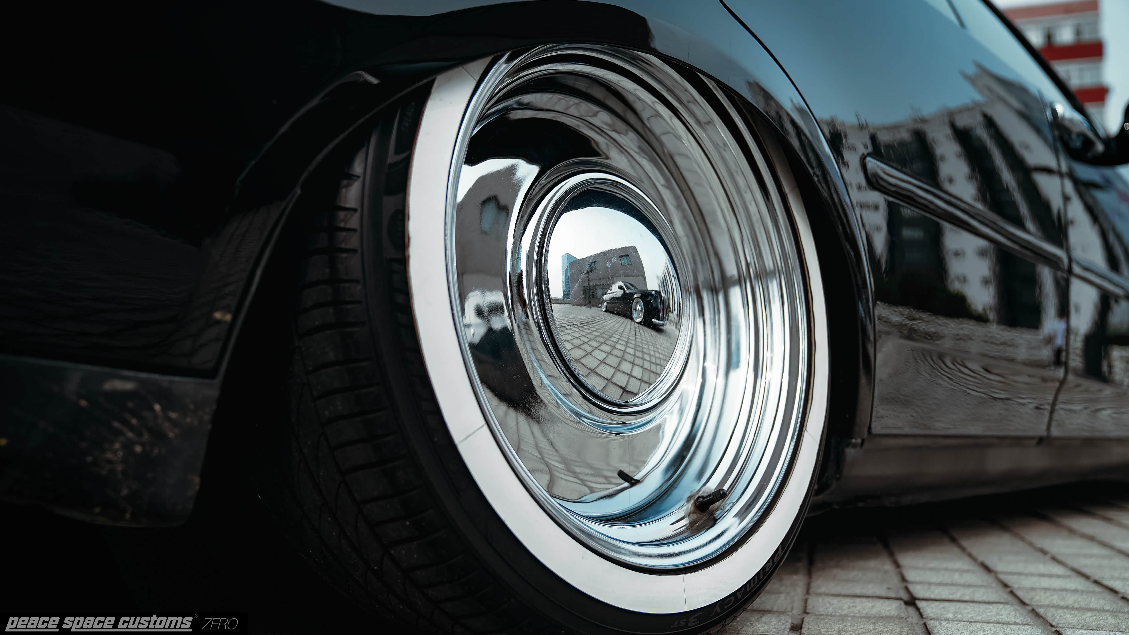 “孪生兄弟。”