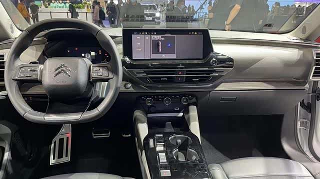 雪铁龙凡尔赛C5X内饰