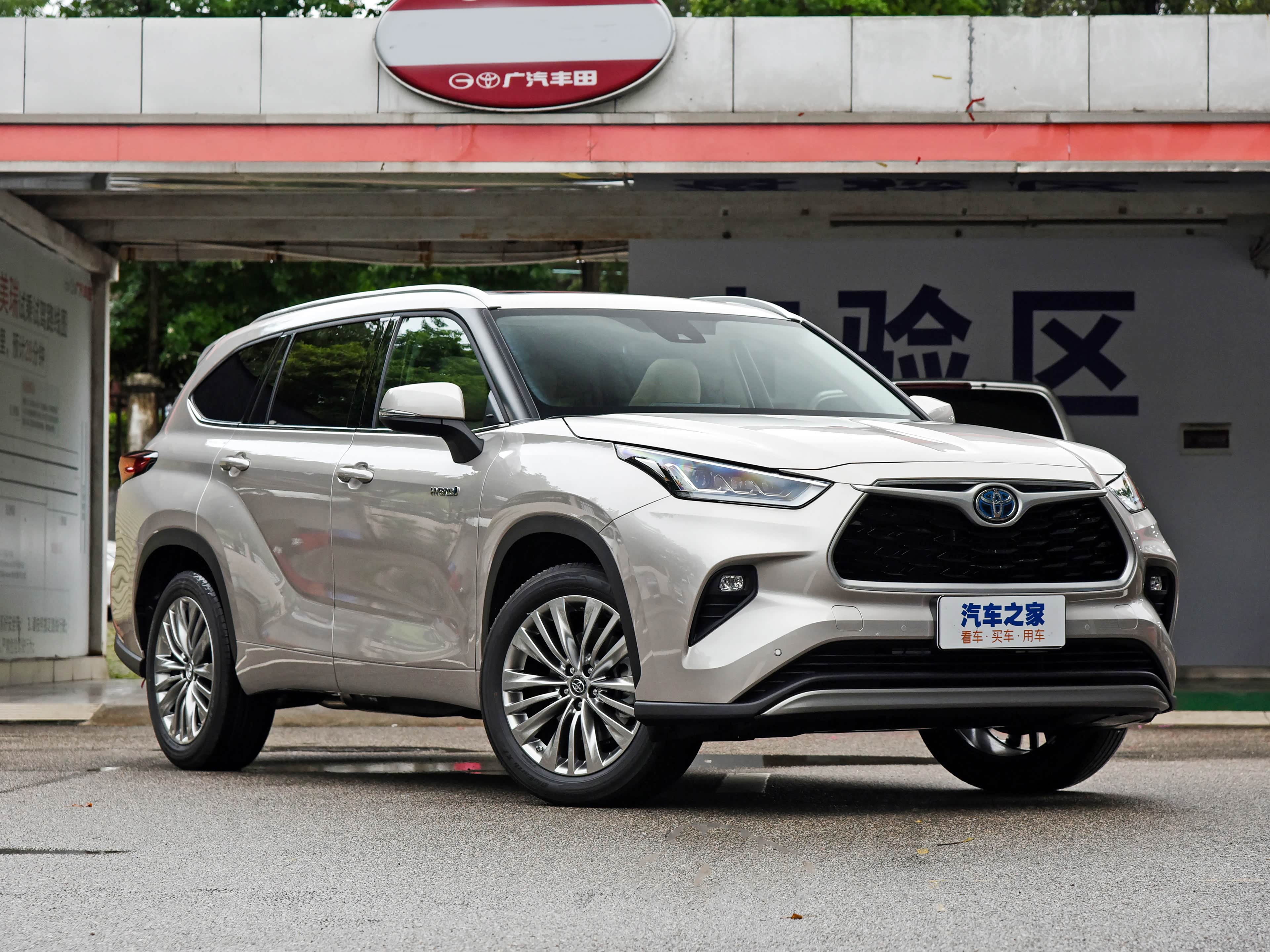 2022款 双擎 2.5L 四驱豪华版/引自汽车之家图库