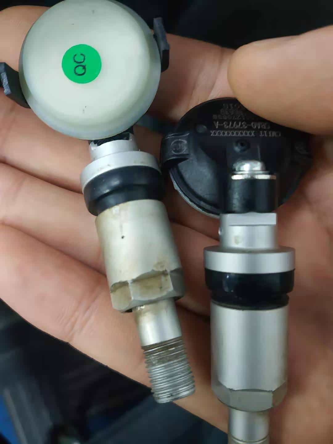 拆出来的X40原厂胎压传感器