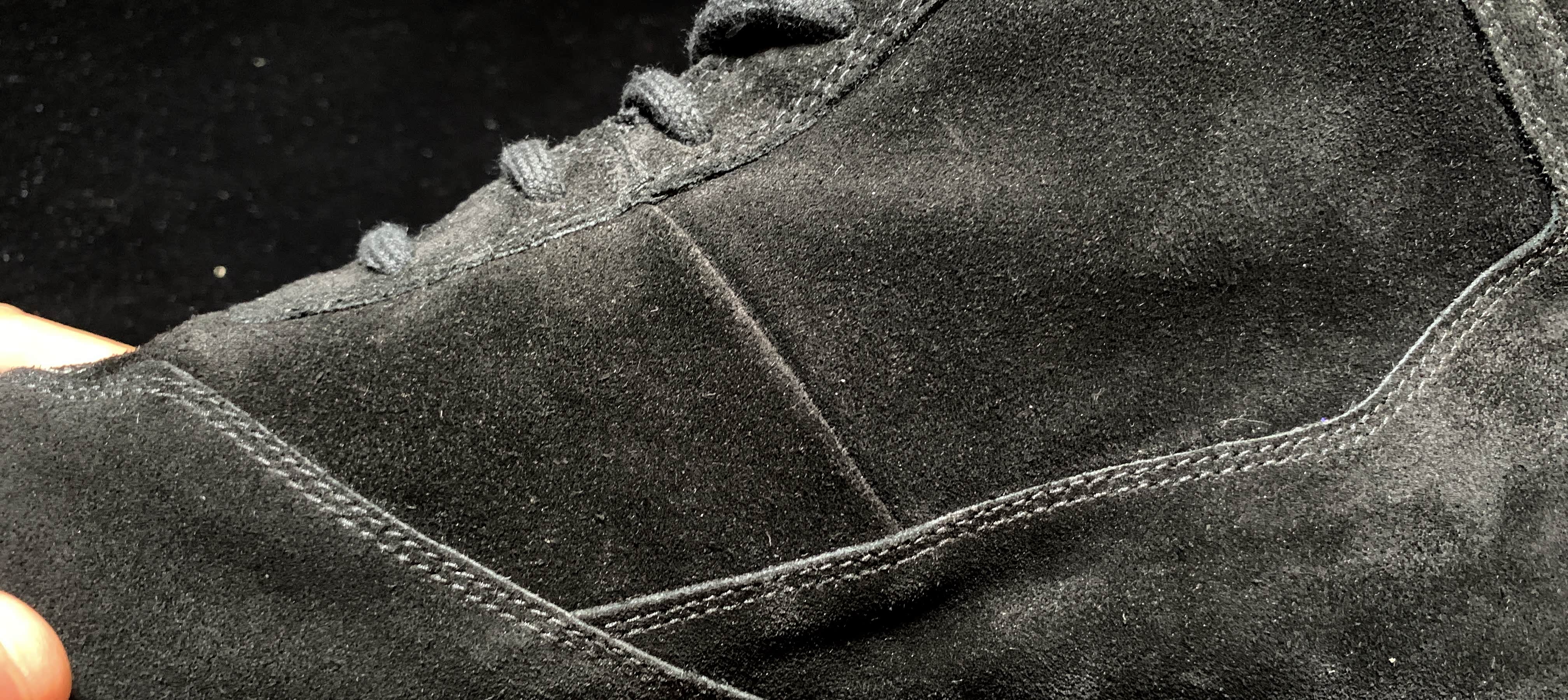 一千鞋这里有分缝，而且与上方的鞋带孔位置的分缝相合