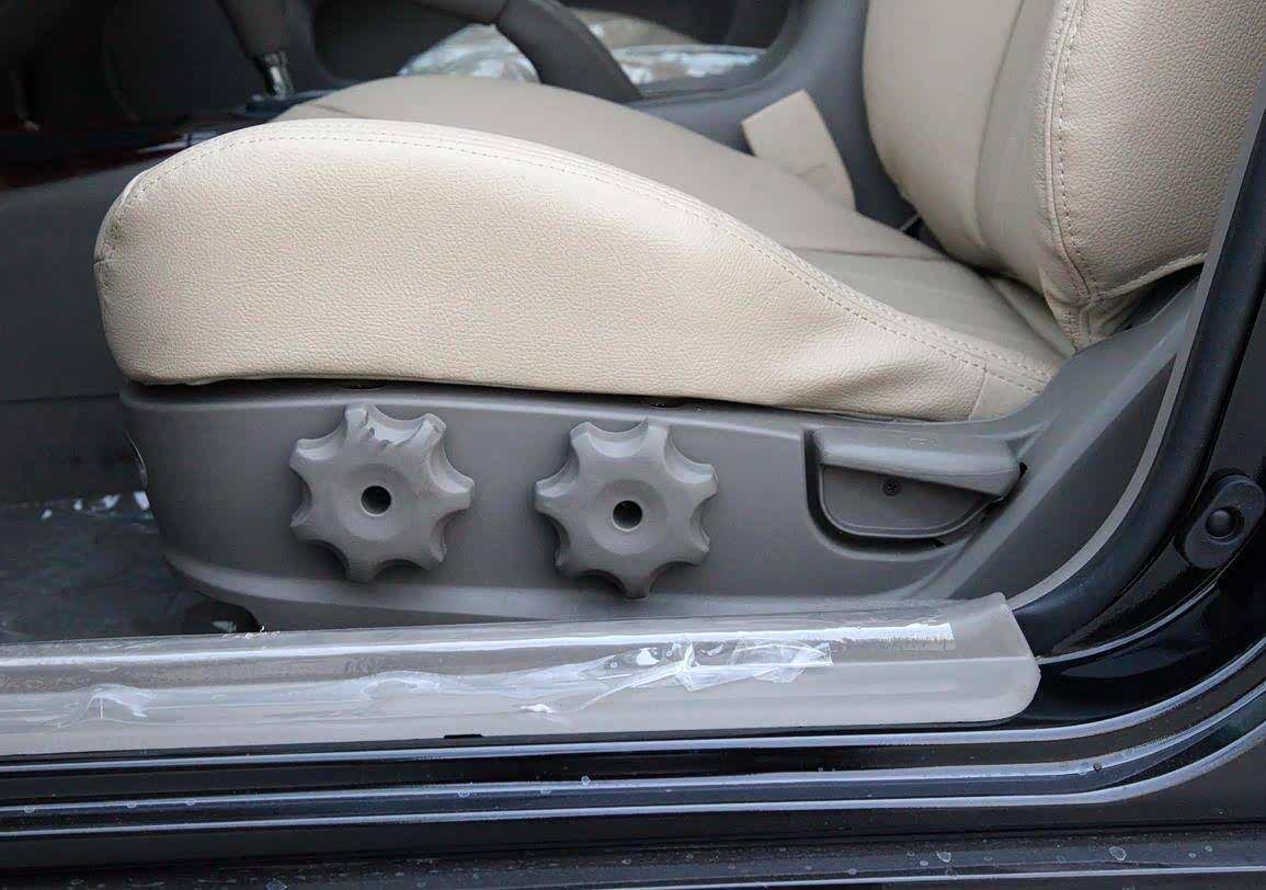 “旋钮”手动座椅