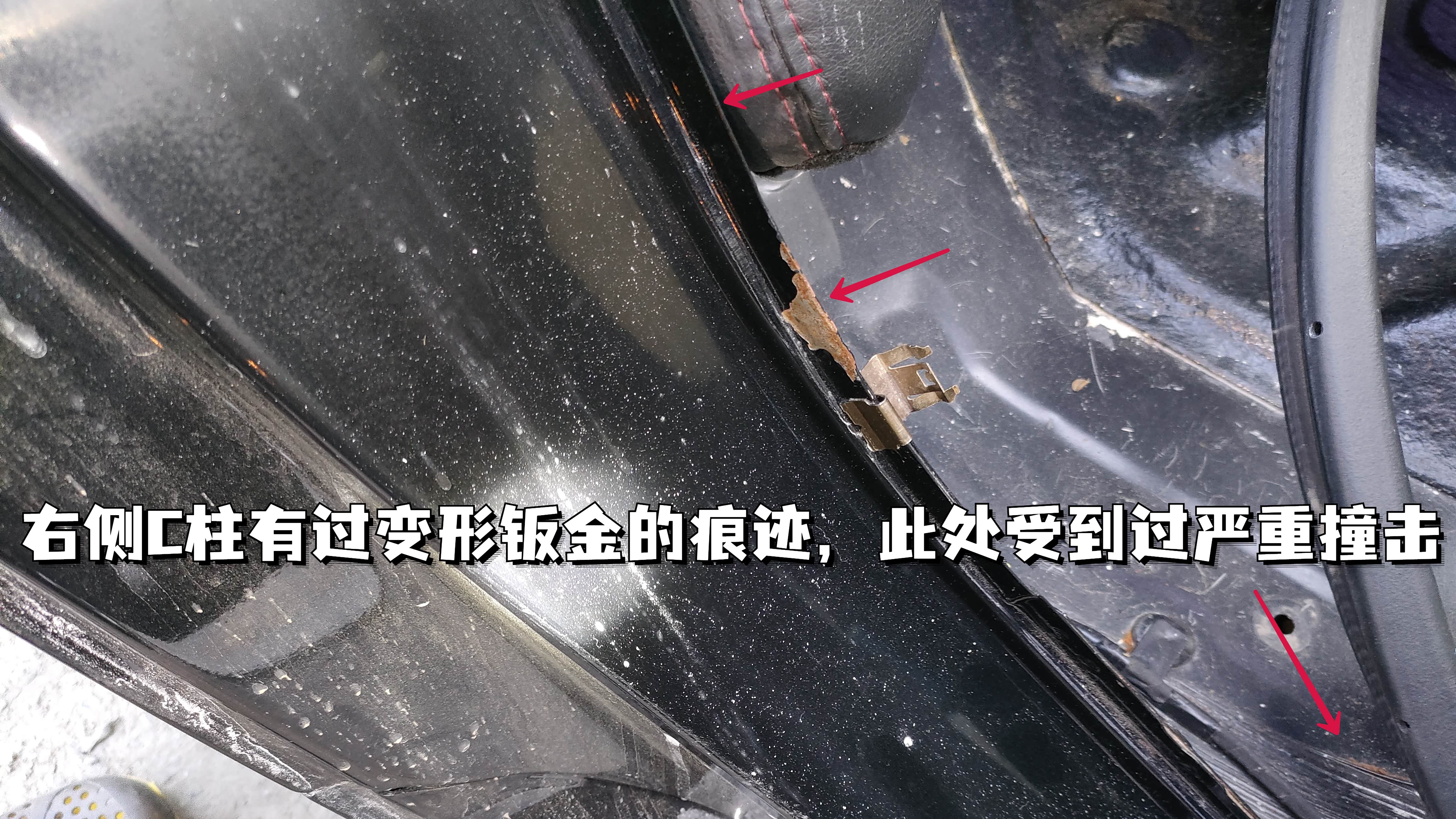 B、C柱下半部分的受损，足够证明并非追尾大货车导致的事故，极可能是侧面遭受撞击导致翻车
