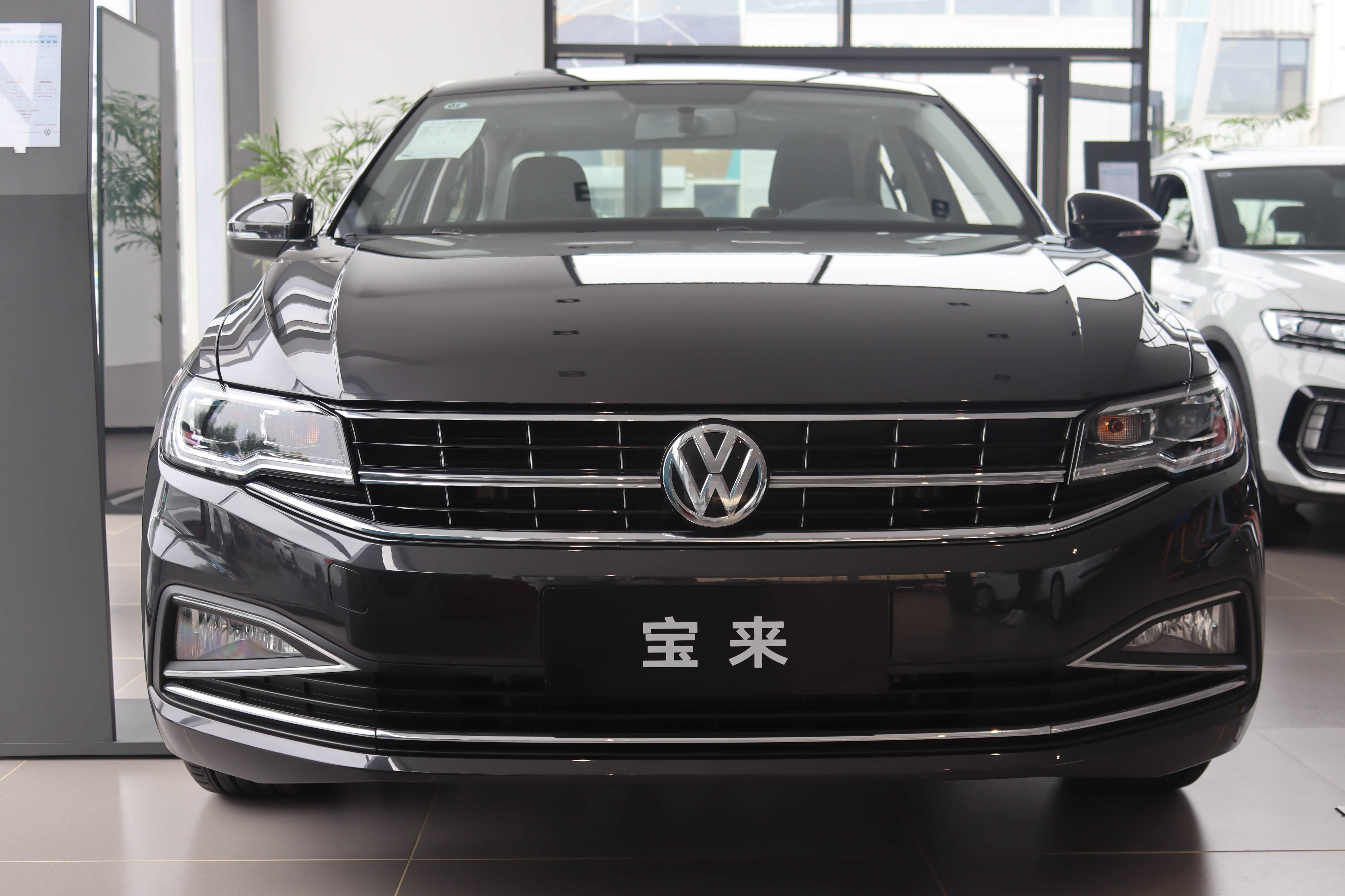 2021款大众宝来到店,灰色涂装很大方,内饰上档次,价格