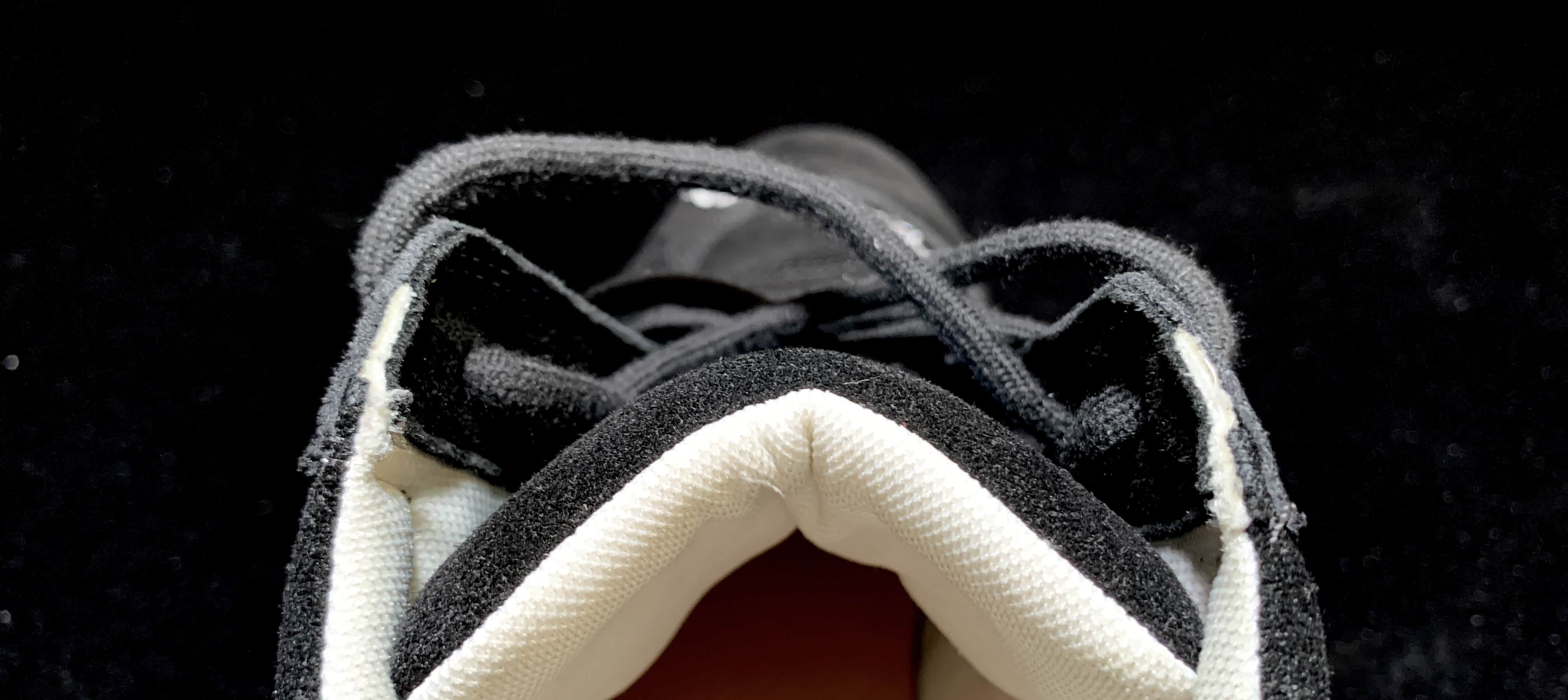 二百鞋则将衬里露了出来