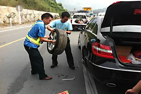 也能理解，毕竟8090后动手能力普遍下降，受消费习惯影响，大家都习惯了专业人（qian）解决专业事。