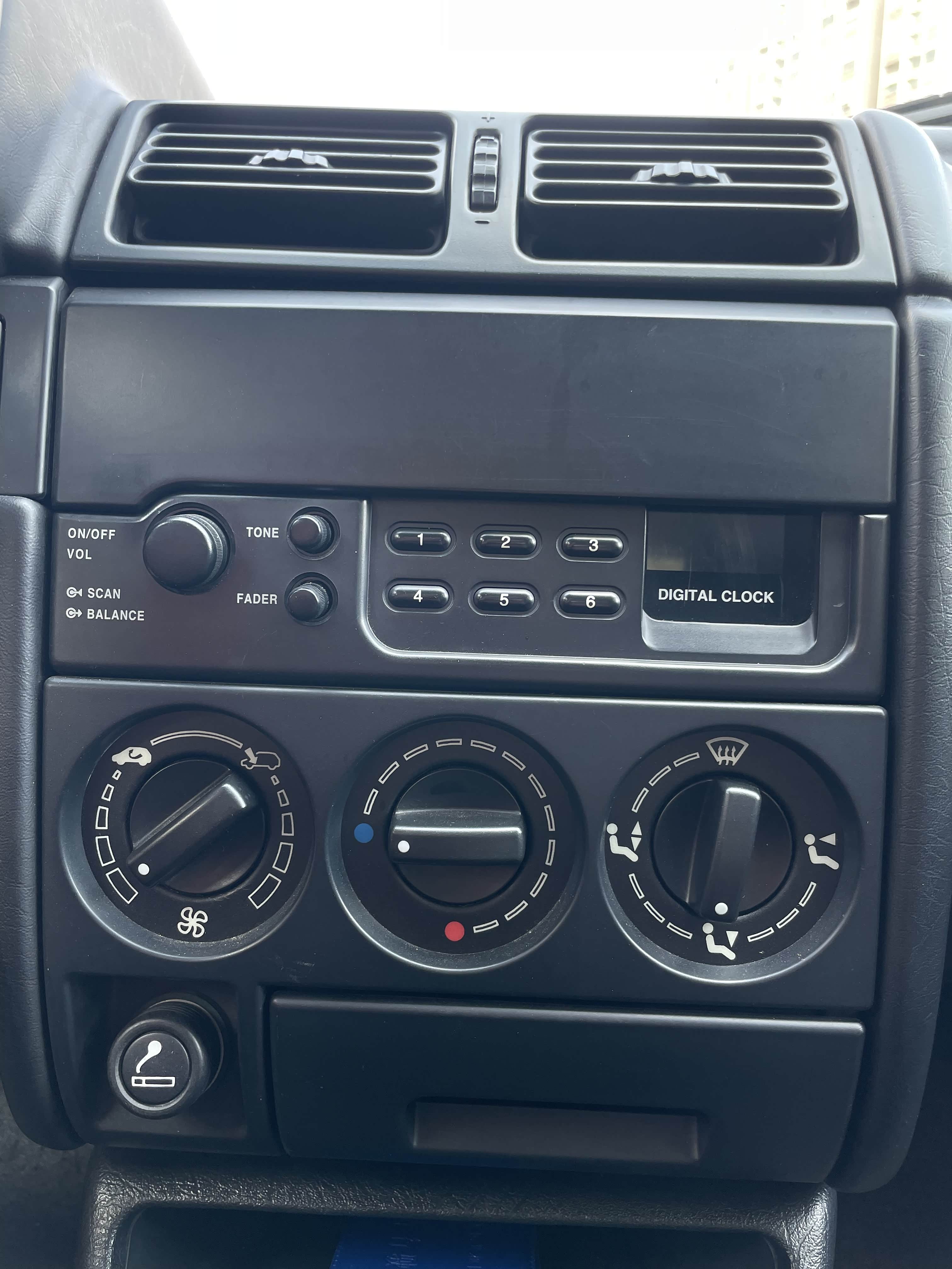 有盖板的音响，雪铁龙ZX的特色。