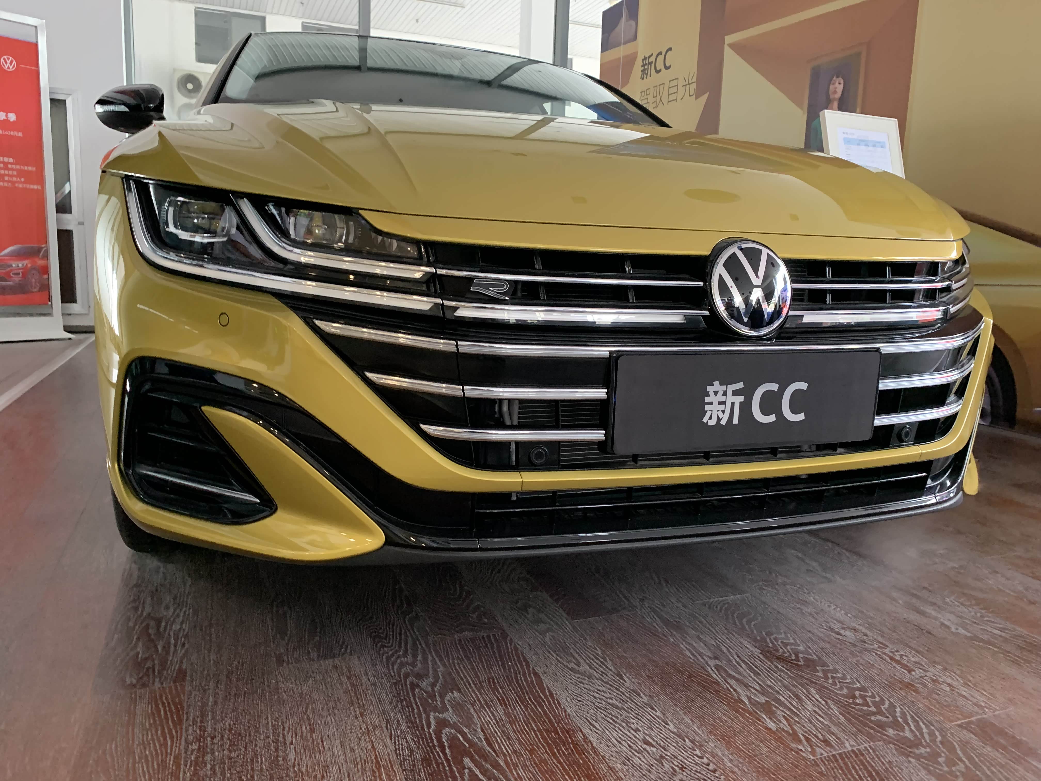2021款大众cc到店,晨曦黄涂装很时尚,内饰上档次,2.0t