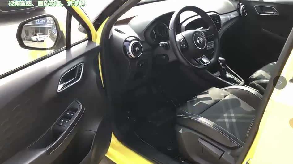 这内饰还是比较有战斗气息的，非常符合年轻人