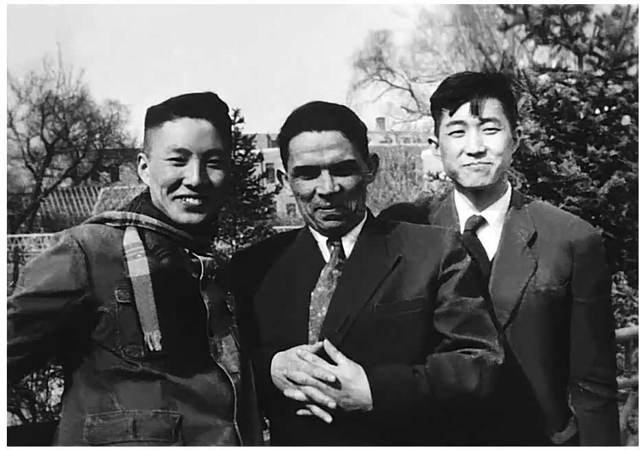 ▲基列夫（中）和翻译刘人伟（左）及中国留学生。