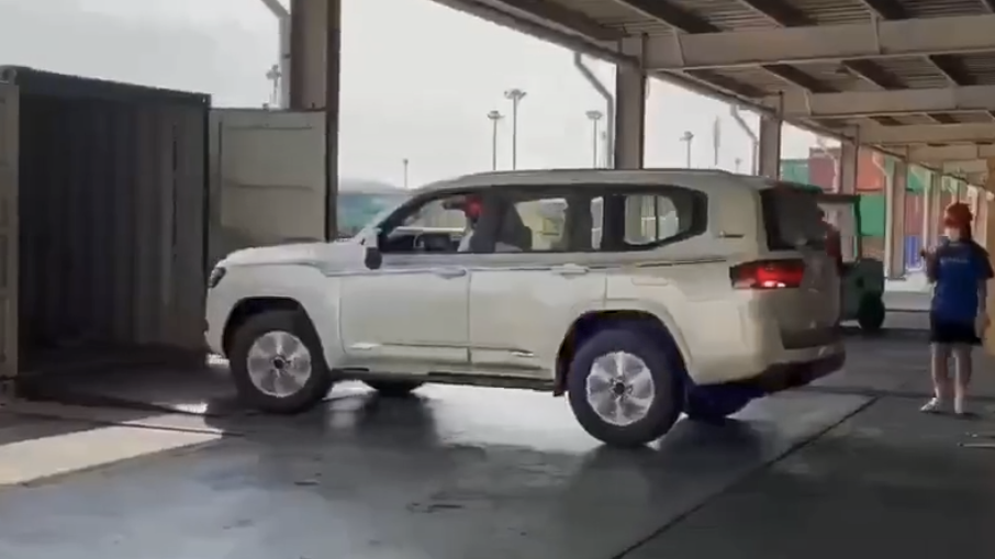 丰田全新兰德酷路泽正在天津港卸车