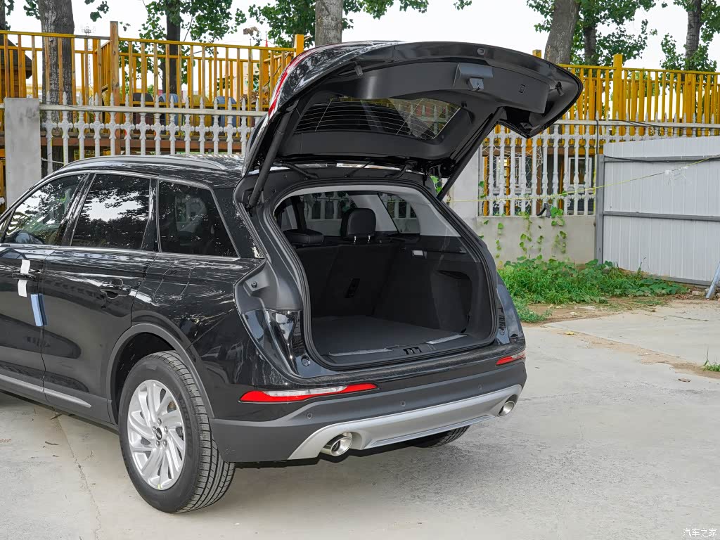 配图为2022款 2.0T 两驱尊悦版