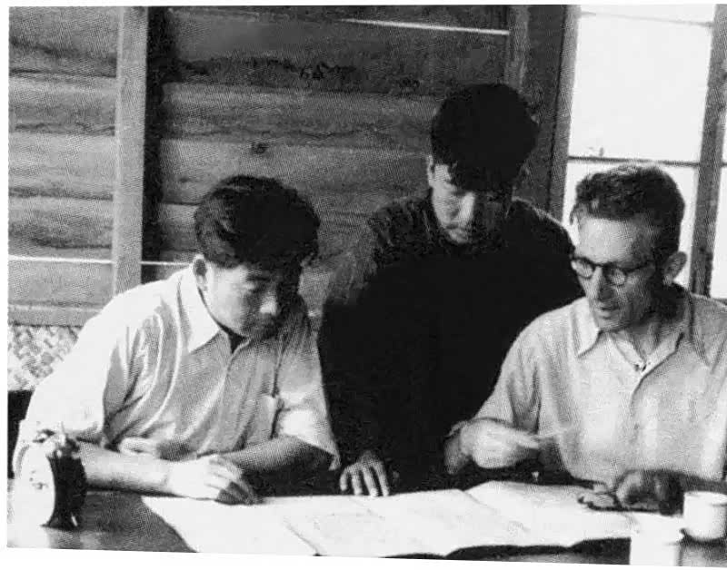 ▲1953年8月，饶斌厂长与援建一汽专家组组长希格乔夫研究工作（中立者为翻译郑树森，外号“小胖子”）