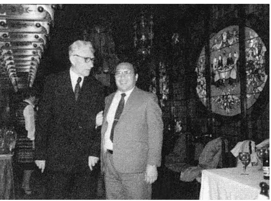 ▲1986年，李岚清（右）率中苏友协代表团访苏时会见援建一汽专家组组长希格乔夫。