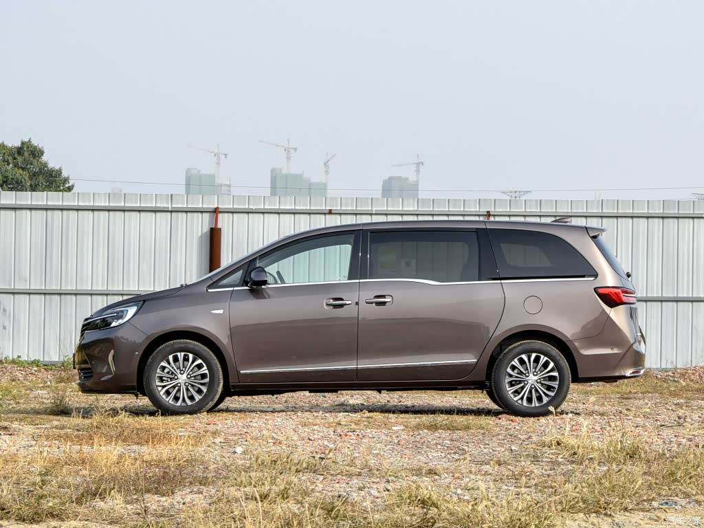 配图为2021款 陆上公务舱 652T 智慧尊贵型