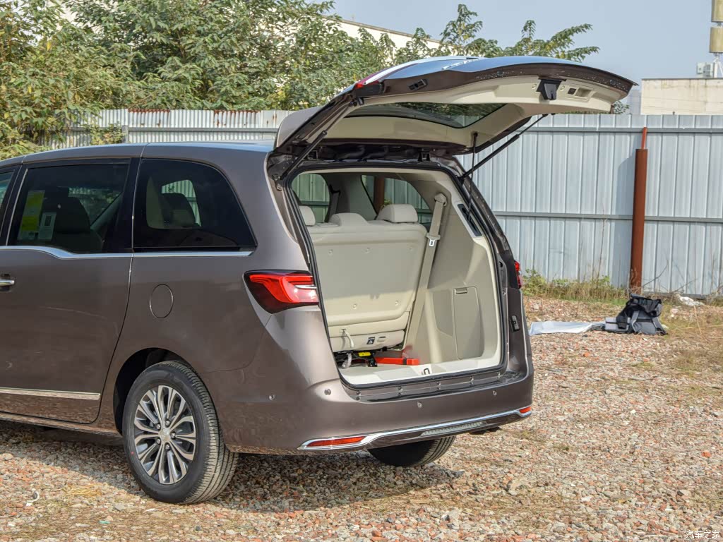 配图为2021款 陆上公务舱 652T 智慧尊贵型