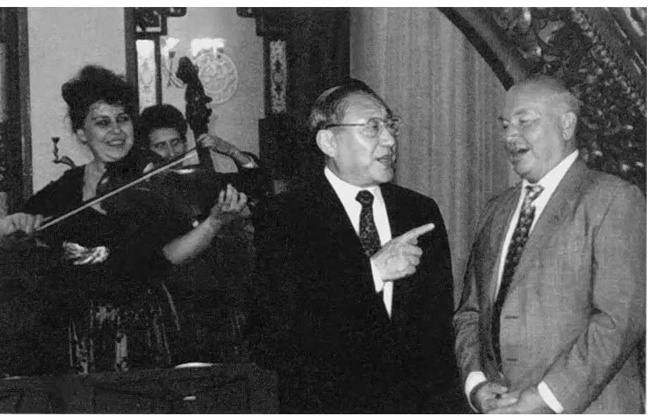 ▲2001年，李岚清在莫斯科为北京申奥在大使馆与莫斯科市市长卢日科夫一起唱《莫斯科郊外的晚上》。