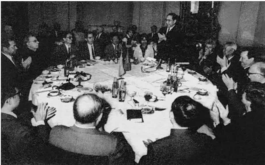 ▲1986年，李岚清率中苏友协代表团访苏时，会见援建一汽专家组组长希格乔夫和司格林等朋友。