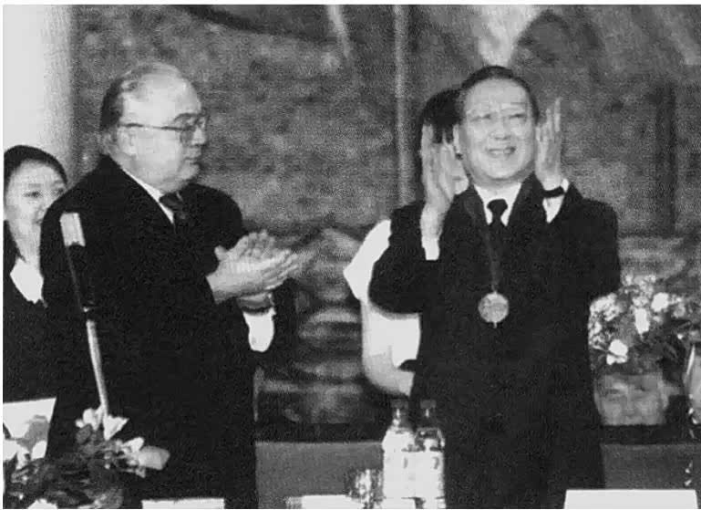 ▲2000年，李岚清在莫斯科接受莫斯科大学荣誉教授职衔。