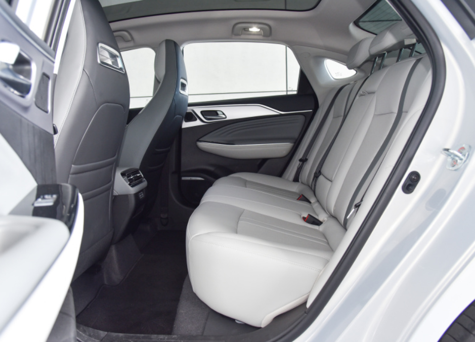 广汽埃安AION S后排