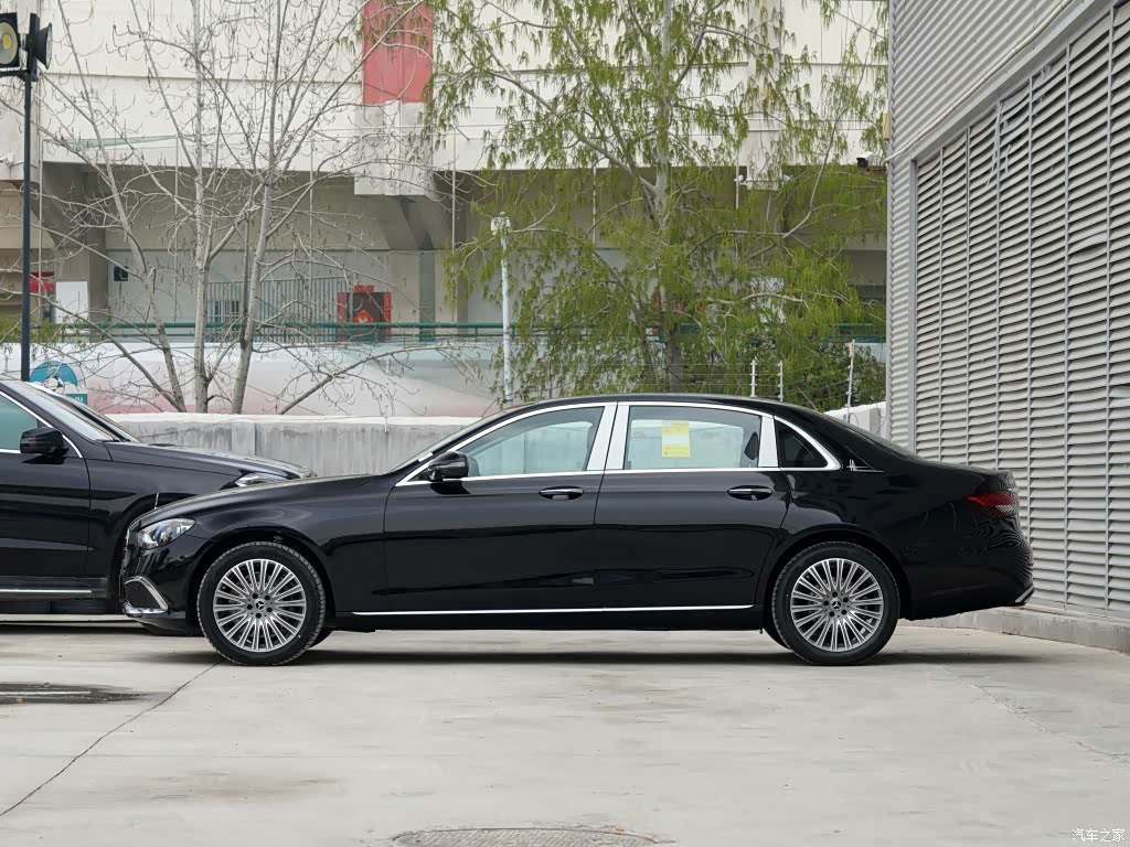 配图为改款 E 300 L 尊贵型