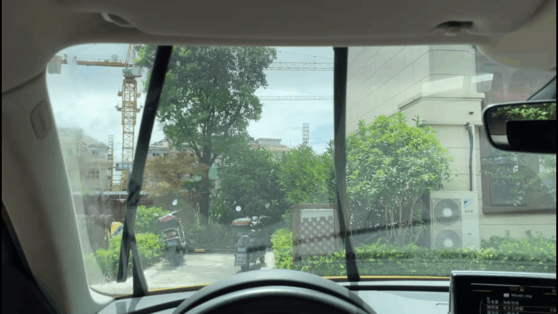 奥迪Q3雨刮刮刷线刮到前风挡玻璃上黑边距离对比（主驾侧内部视图）