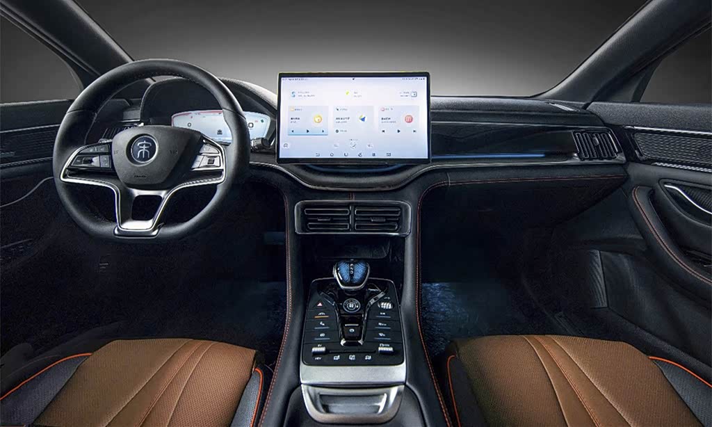 比亚迪宋PLUS DM-i AWD内饰