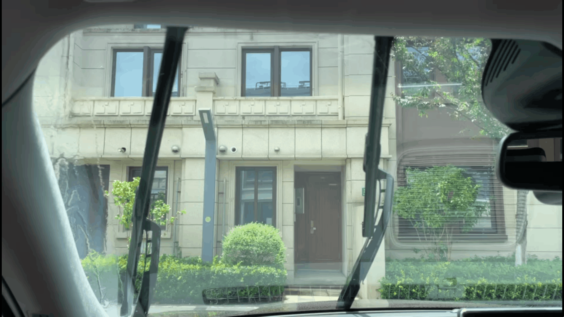 林肯冒险家雨刮刮刷线刮到前风挡玻璃上黑边距离对比（主驾侧内部视图）