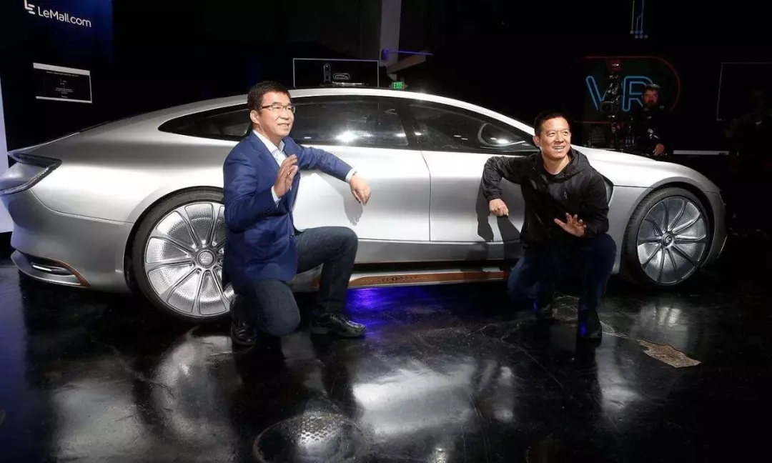 贾跃亭（右）丁磊与乐视超级汽车合影