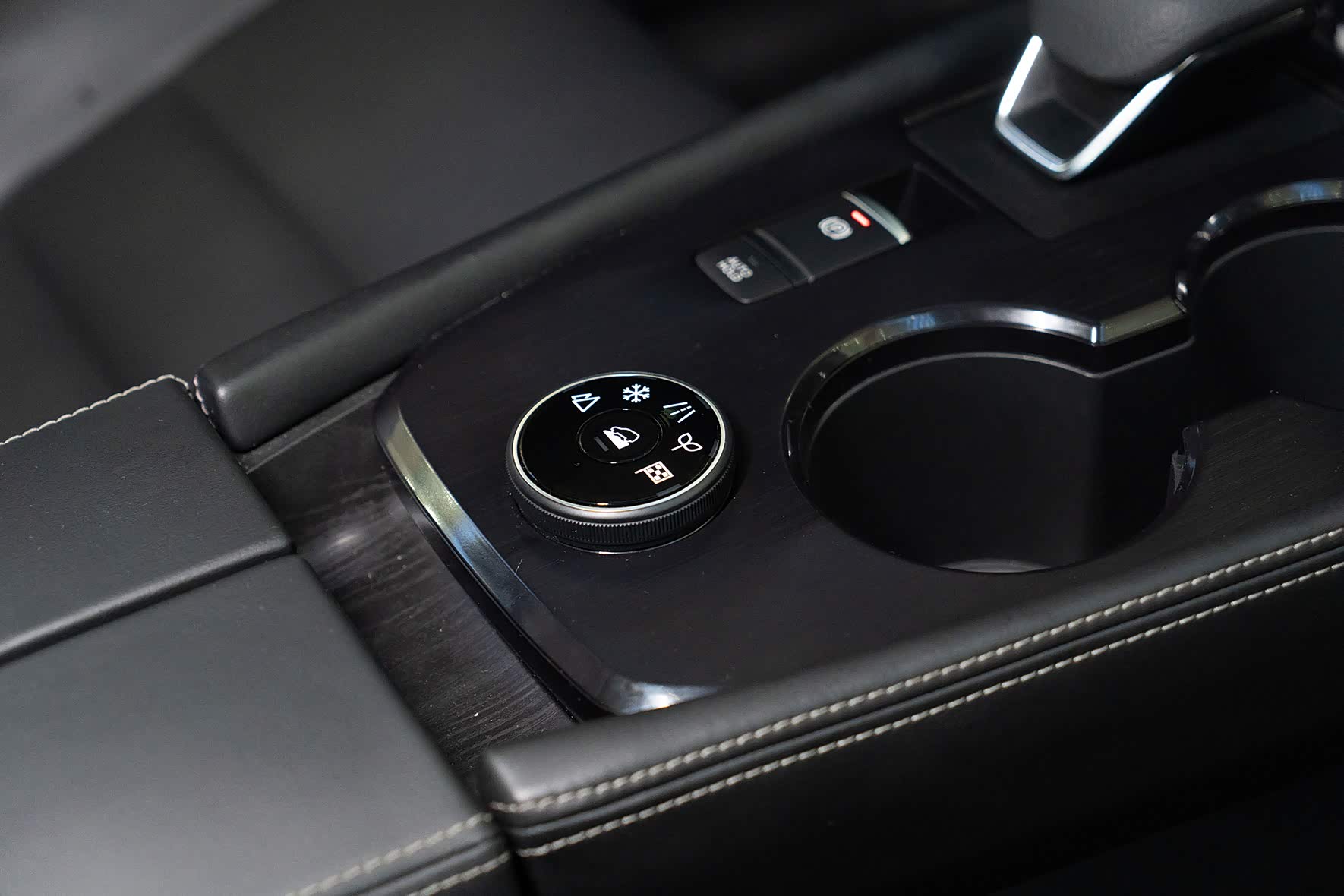 第二代4X4-i智能全模式四驱系统，提供5种地形模式，包括越野、雪地、自动、经济、运动