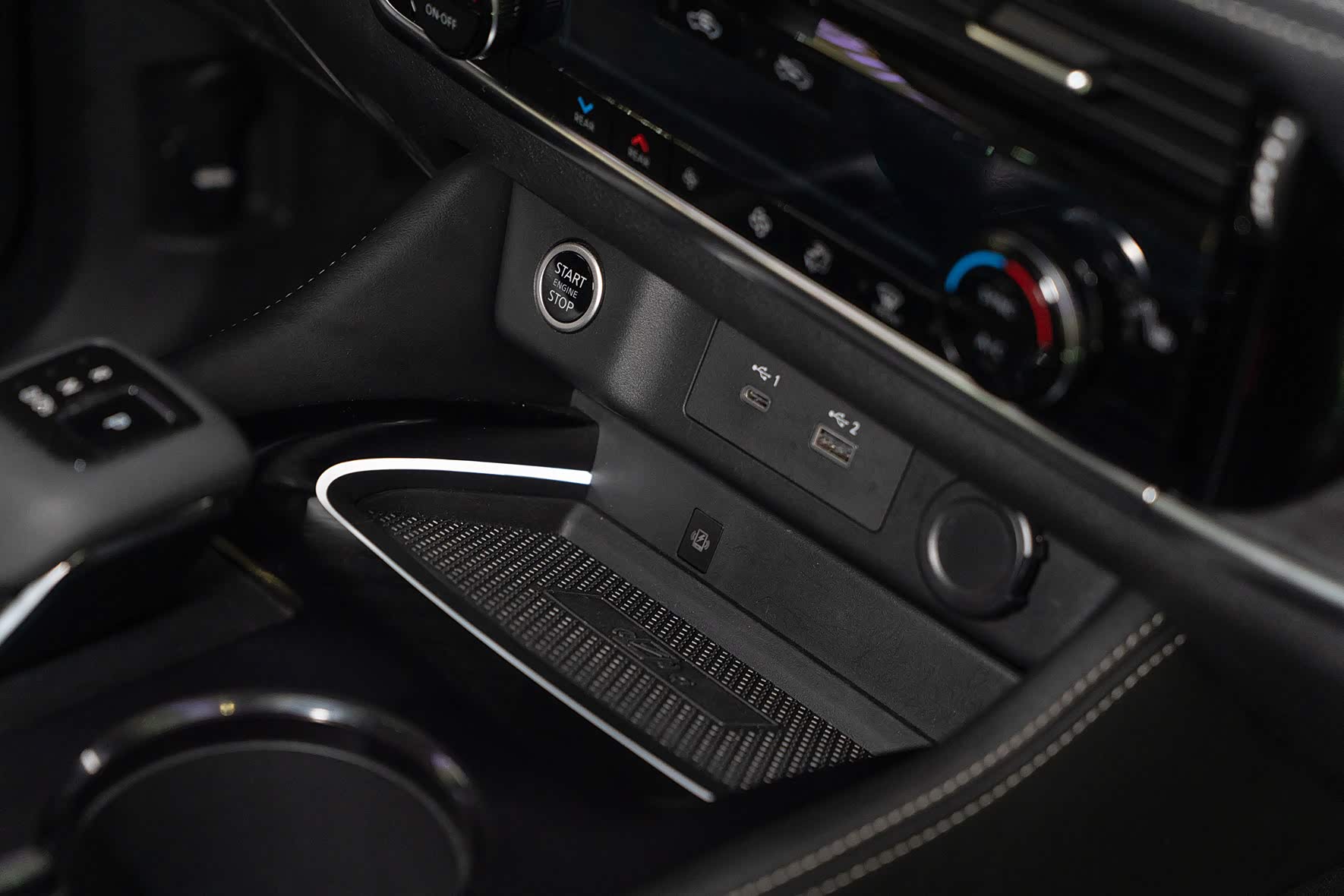 内嵌无线充电座，带有指示灯提示