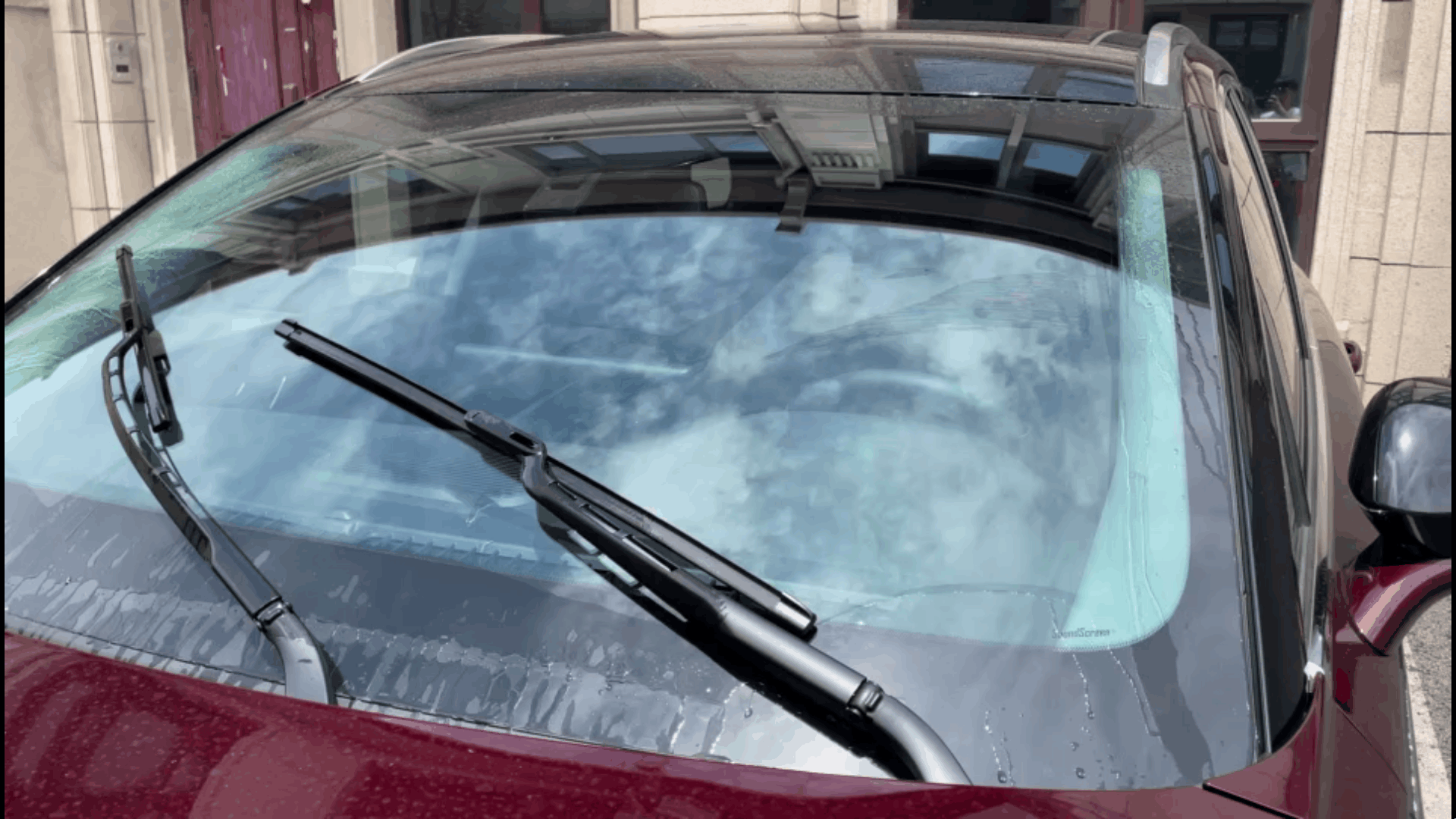 林肯冒险家雨刮刮刷线刮到前风挡玻璃上黑边距离对比（主驾侧外部视图）