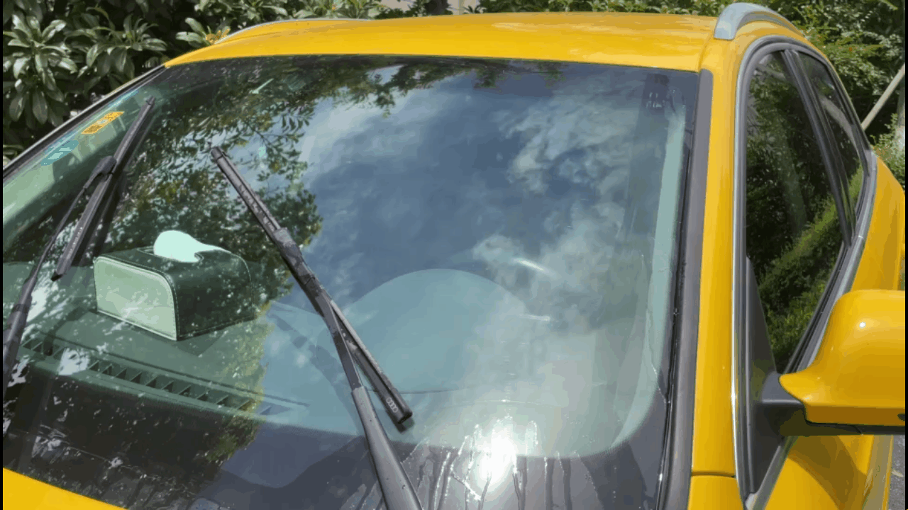 奥迪Q3雨刮刮刷线刮到前风挡玻璃上黑边距离对比（主驾侧外部视图）