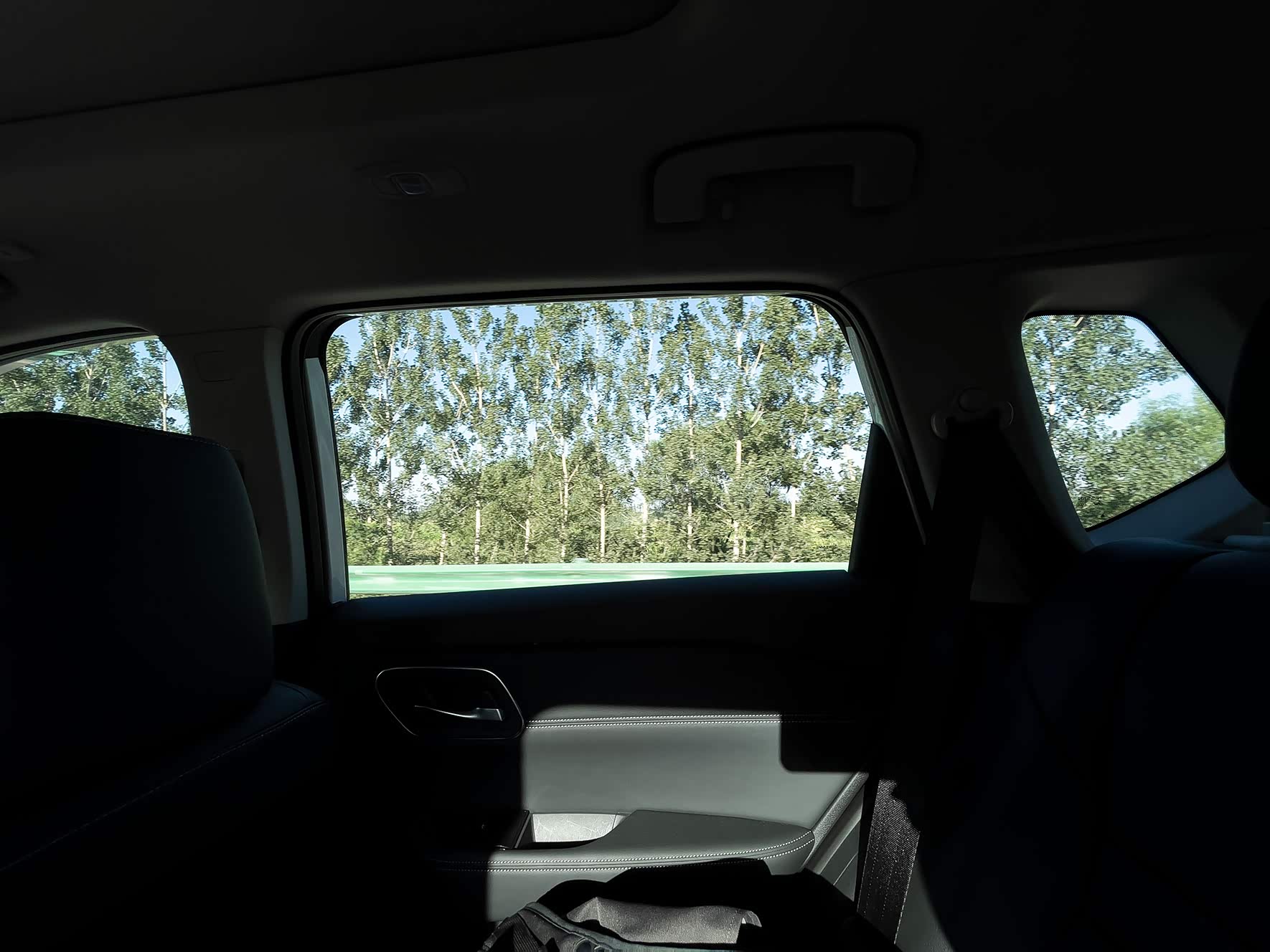 宽大的后窗视野