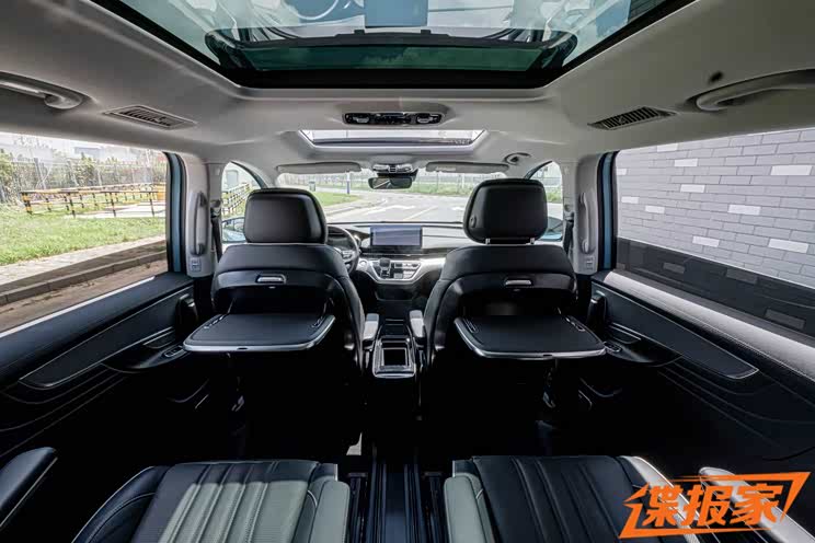 新格栅/配小桌板 新款荣威iMAX8实车图