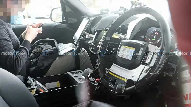 或搭载V8+48V 全新路虎揽胜SVR谍照曝光