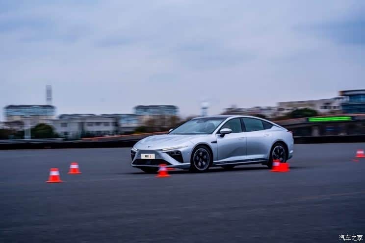 实现“四屏联动” 哪吒S内饰官图发布