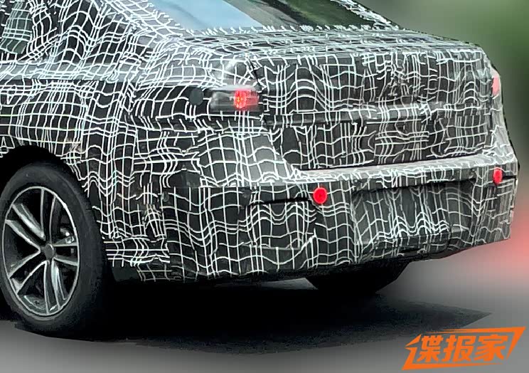 前脸设计变化大 宝马i7国内路试谍照