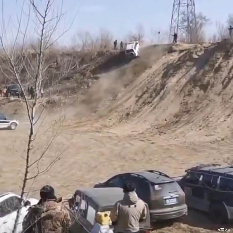 驾驶人被刑拘 普拉多冲坡翻滚致一死