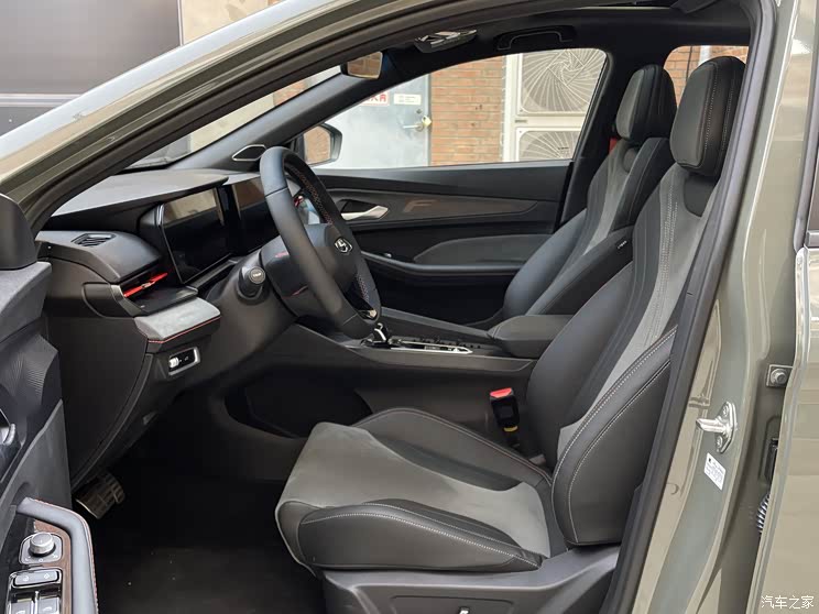 搭载全新动力 吉利缤瑞COOL实车亮相