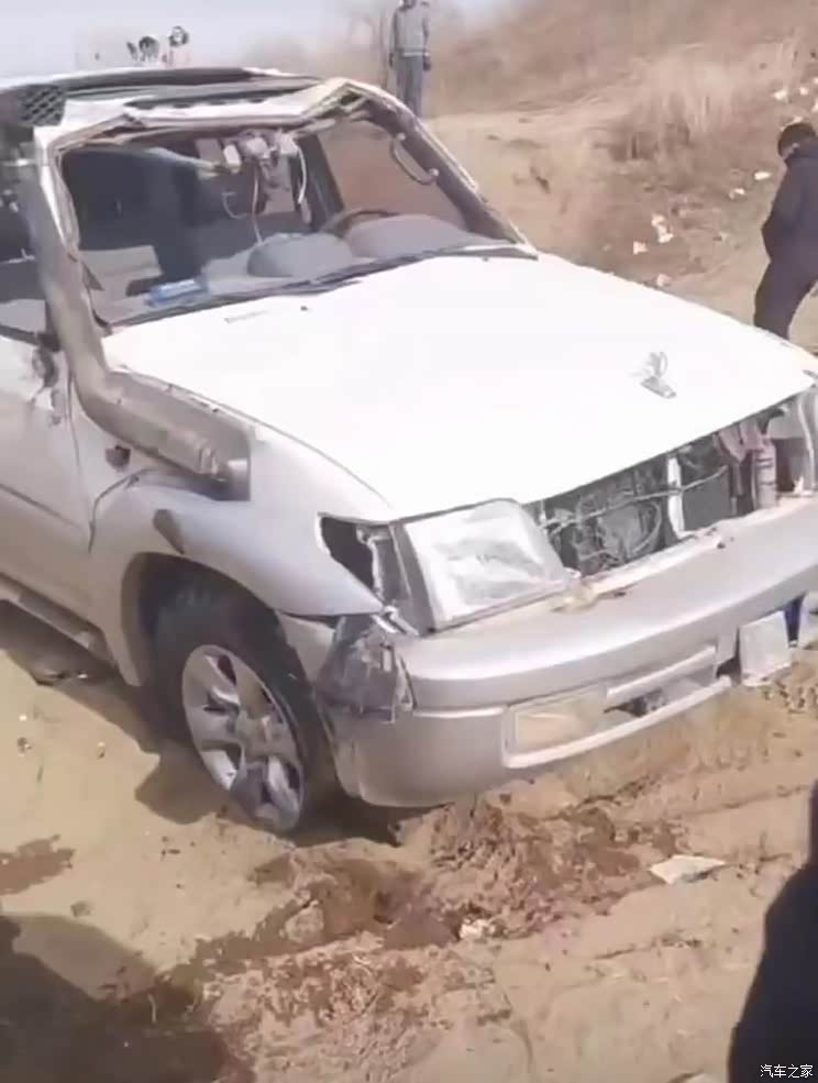 驾驶人被刑拘 普拉多冲坡翻滚致一死