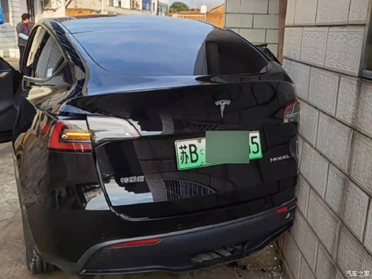 维修费高达20万 特斯拉Model Y不慎撞墙