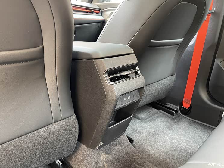 搭载全新动力 吉利缤瑞COOL实车亮相