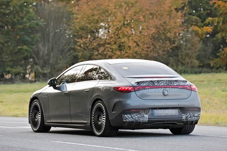 梅赛德斯-AMG EQE 53低伪装谍照曝光