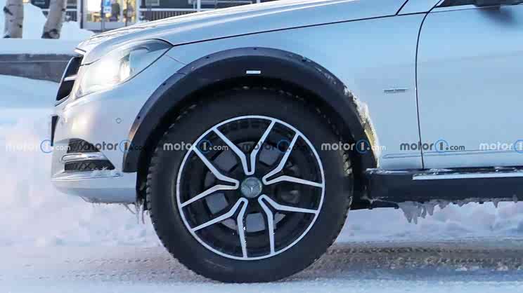 一款高底盘轿车?奔驰MMA架构车型谍照