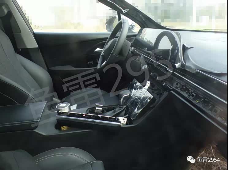 分体大灯+轿跑设计 奇瑞X-C高清谍照