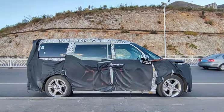 归属极氪or领克?疑似吉利全新MPV谍照