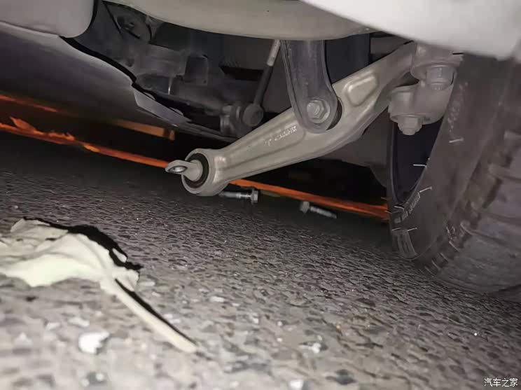 国内网友爆特斯拉Model Y前悬架脱落